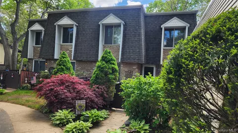 175 Cambridge Dr, Port Jefferson Station, NY 11776