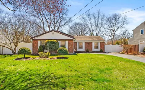 20 Beacon St, Shirley, NY 11967