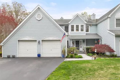 204 Mountain Ridge Dr #204, Mount Sinai, NY 11766