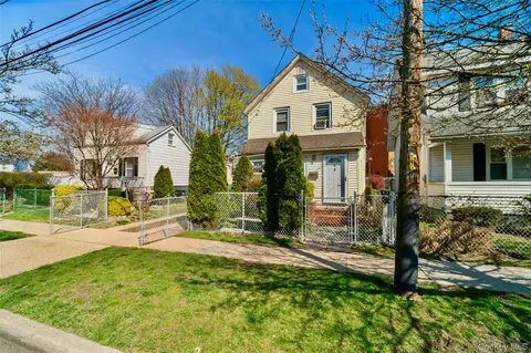 6 Linden Ave, Hempstead, NY 11550