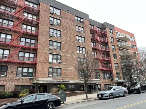 8720 175th St #6J, New York, NY 11432