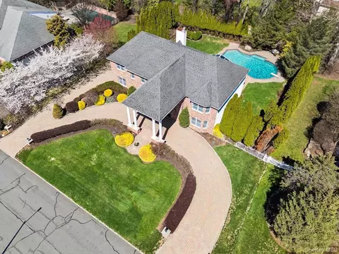 33 King Arthur Ct, Clarkstown, NY 10956