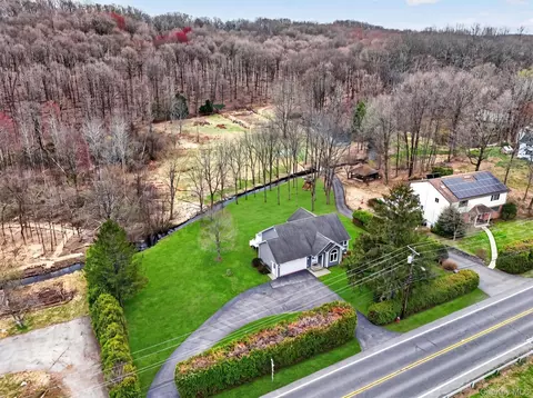 194 Vineyard Ave, Lloyd, NY 12528