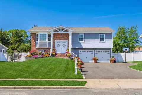 22 Marquette Dr, Smithtown, NY 11787