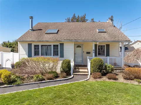 84 Rhoda Ave, North Babylon, NY 11703