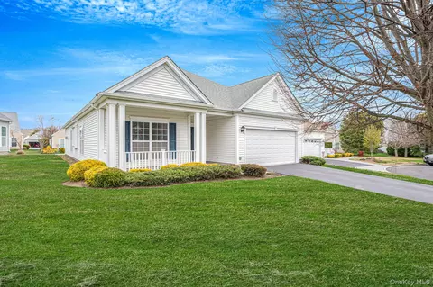 16 Oakhurst Ct, Mount Sinai, NY 11766