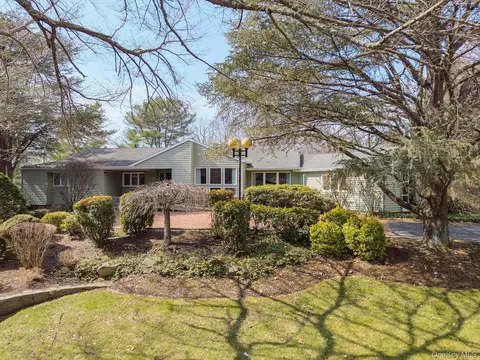 8 Astro Pl, Dix Hills, NY 11746