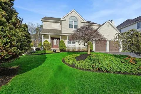 57 Beechwood Dr, Manorville, NY 11949