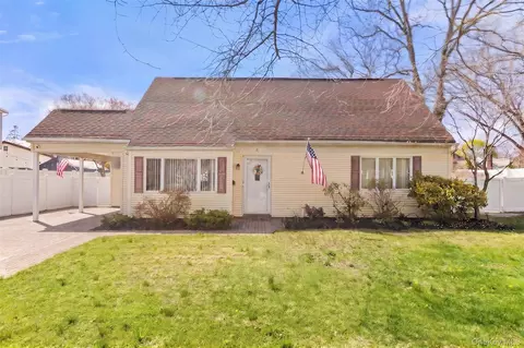 4 Erlwein Ct, Massapequa, NY 11758