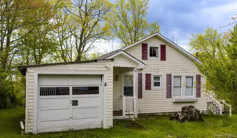 8 Chestnut St W, Mamakating, NY 12790