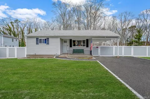 160 Hounslow Rd, Shirley, NY 11967