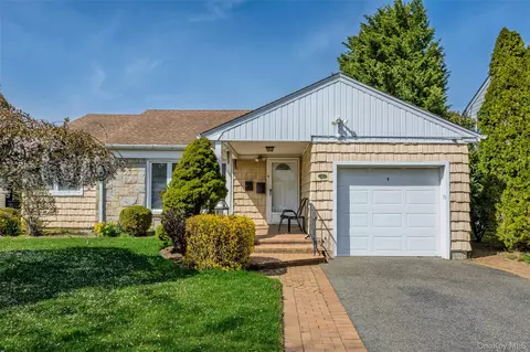 25 Lawrence St, North Hempstead, NY 11040