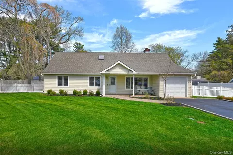 51 Fairfields Ln, Huntington Station, NY 11746