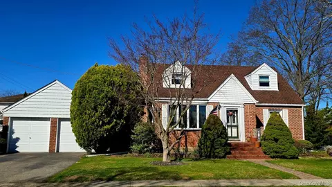 39 Lipton Ln, North Hempstead, NY 11596