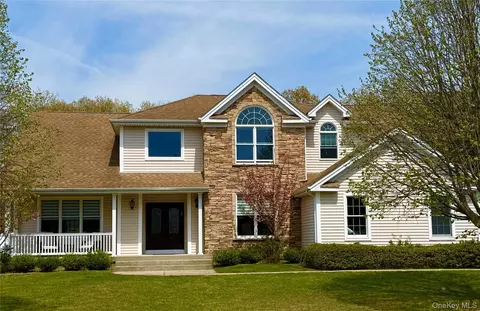 127 Elmwood Dr, Dix Hills, NY 11746