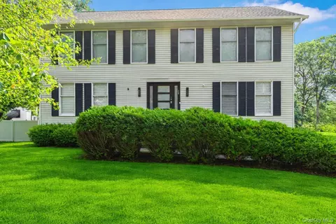 21 Nytko Dr, Pomona, NY 10970