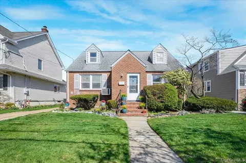 10 Dorothy Pl, Lynbrook, NY 11563