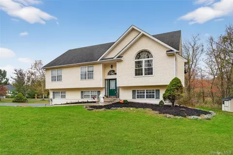 2 Berkeley Ct, Highland Mills, NY 10930