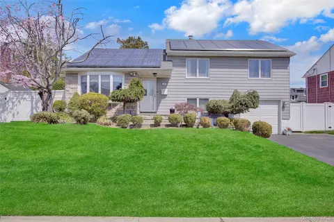 16 Amherst Dr, Massapequa, NY 11758