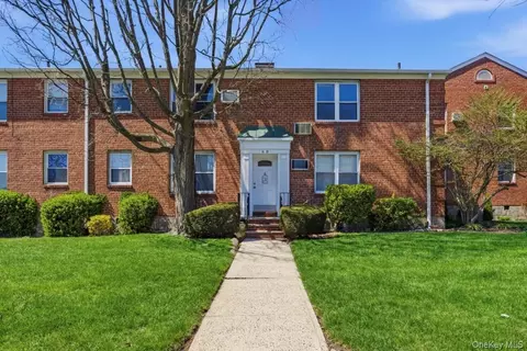 36-10 Utopia Pkwy #E4, Flushing, NY 11358