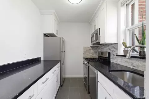 Kitchen - 36-10 Utopia Pkwy #E4, Flushing, NY 11358 photo 1 of 3