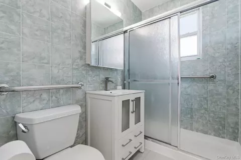 Bath - 36-10 Utopia Pkwy #E4, Flushing, NY 11358 photo 1 of 1