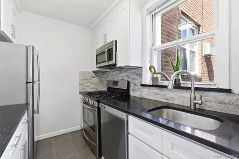 Kitchen - 36-10 Utopia Pkwy #E4, Flushing, NY 11358 photo 2 of 3