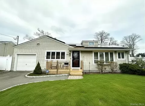 261 Phyllis Dr, Patchogue, NY 11772