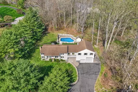 4 Stuart Ln, Katonah, NY 10536