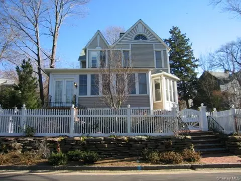 51 Park Pl, Sea Cliff, NY 11579