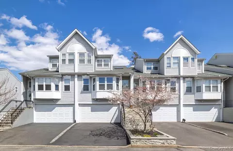 9 Eastern Dr, North Hempstead, NY 11040