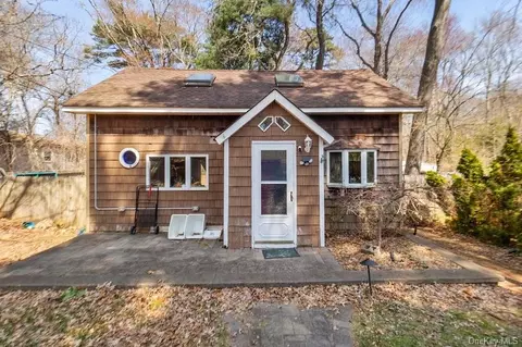 147 Lakeview Dr, Patchogue, NY 11772