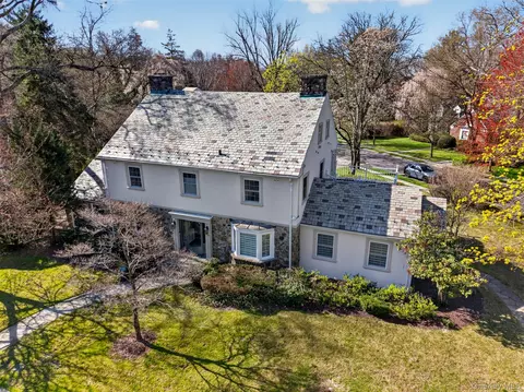 24 Wensley Dr, North Hempstead, NY 11021