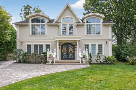 211 Hillturn Ln, North Hempstead, NY 11577