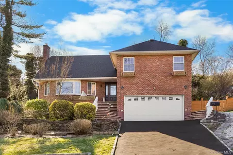 39 Oakdale Rd, North Hempstead, NY 11577