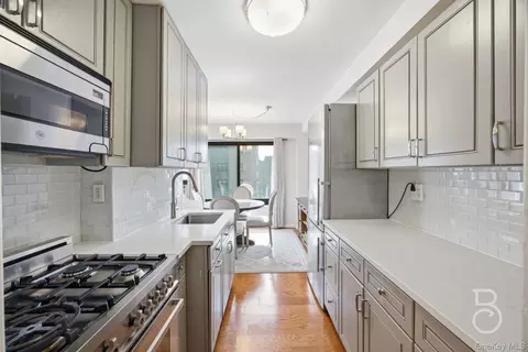 33-43 14th St #10A, New York, NY 11106