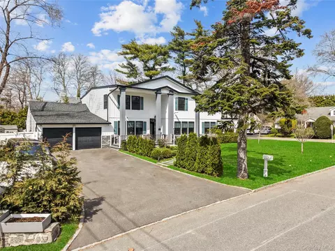 2 Pine Dr S, North Hempstead, NY 11576