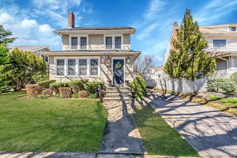 33 Harding Ave, Lynbrook, NY 11563
