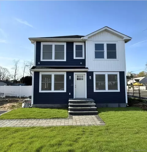 4 Lee Ave, Bay Shore, NY 11706