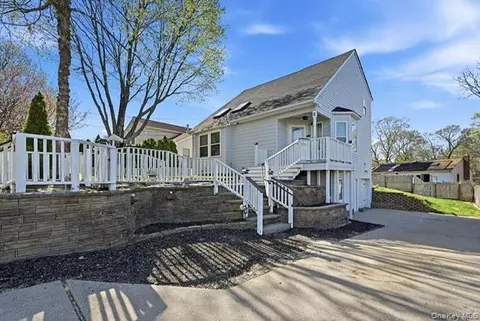 31 Sayville Rd, Sound Beach, NY 11789