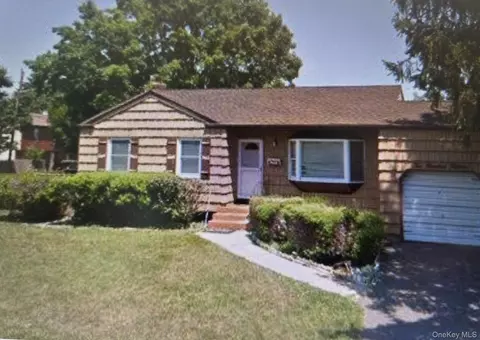 215 Lincoln Ave, Brentwood, NY 11717