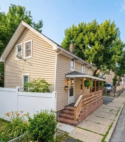 21 Center St, Highlands, NY 10928