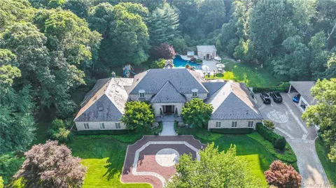 45 Wolver Hollow Rd, Glen Head, NY 11545