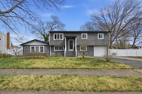 41 Madison Ave, Amityville, NY 11701