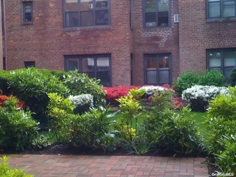 2 Town House Pl #1J, North Hempstead, NY 11021