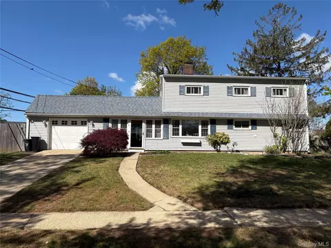 2 Dwarf Ln, Wantagh, NY 11793