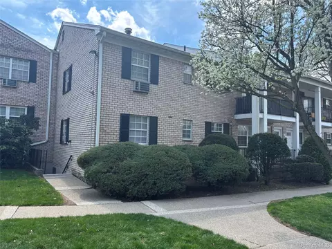 1 Doxbury Ln, Ramapo, NY 10901