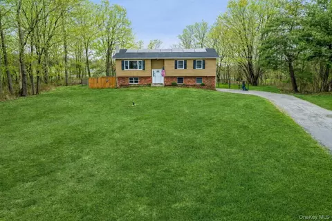 22 Valkill Dr, Poughkeepsie, NY 12601