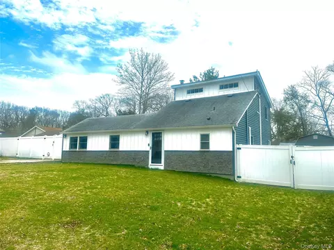 8 Alice St, Brookhaven, NY 11772