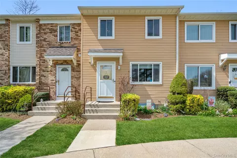 3 Town House Dr, Massapequa Park, NY 11762